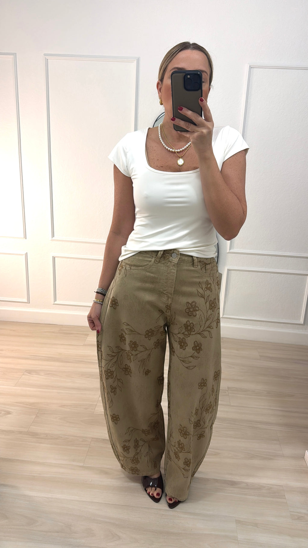 embroidered flowers barrel pants