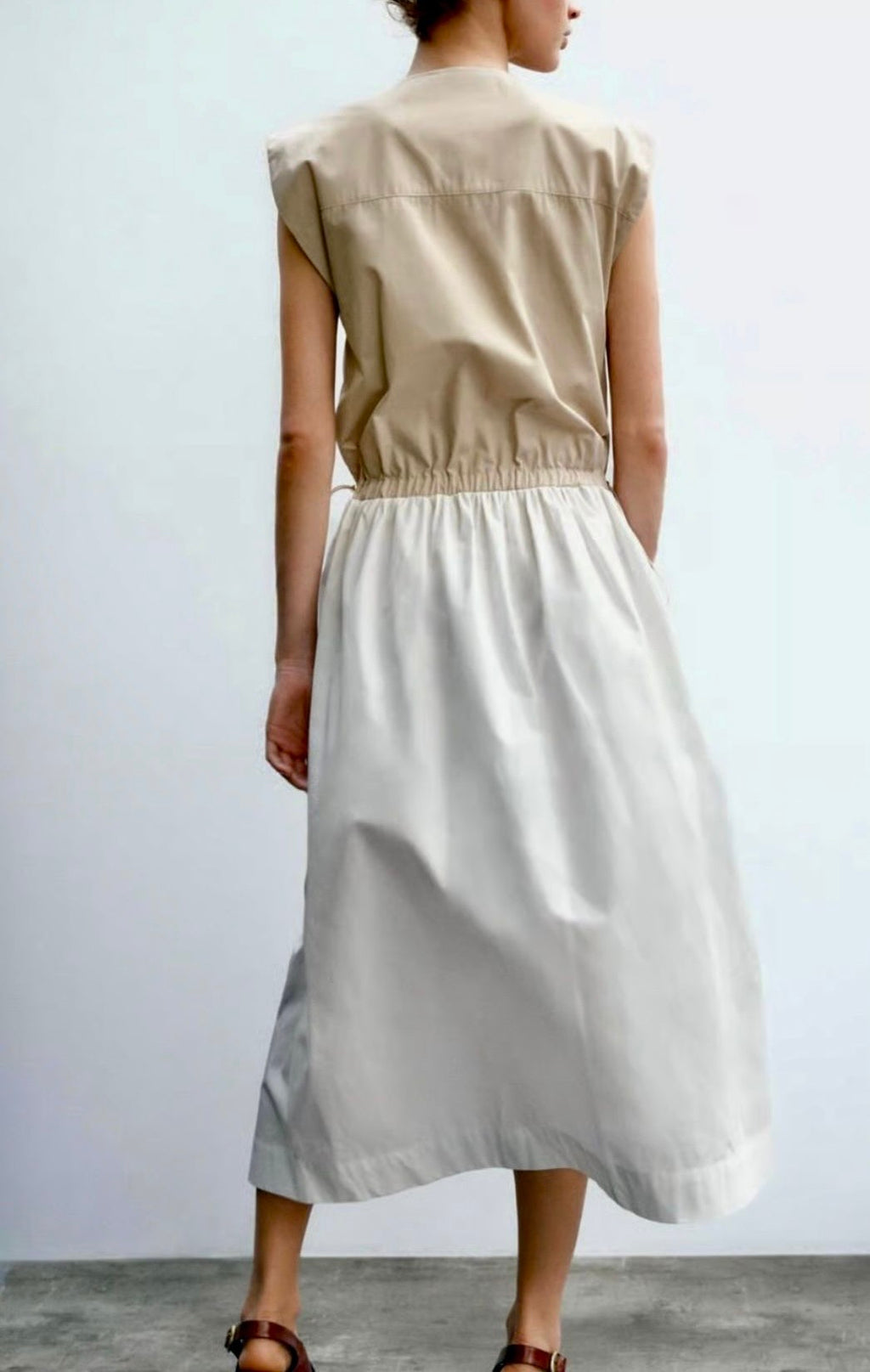 Beige/white dress