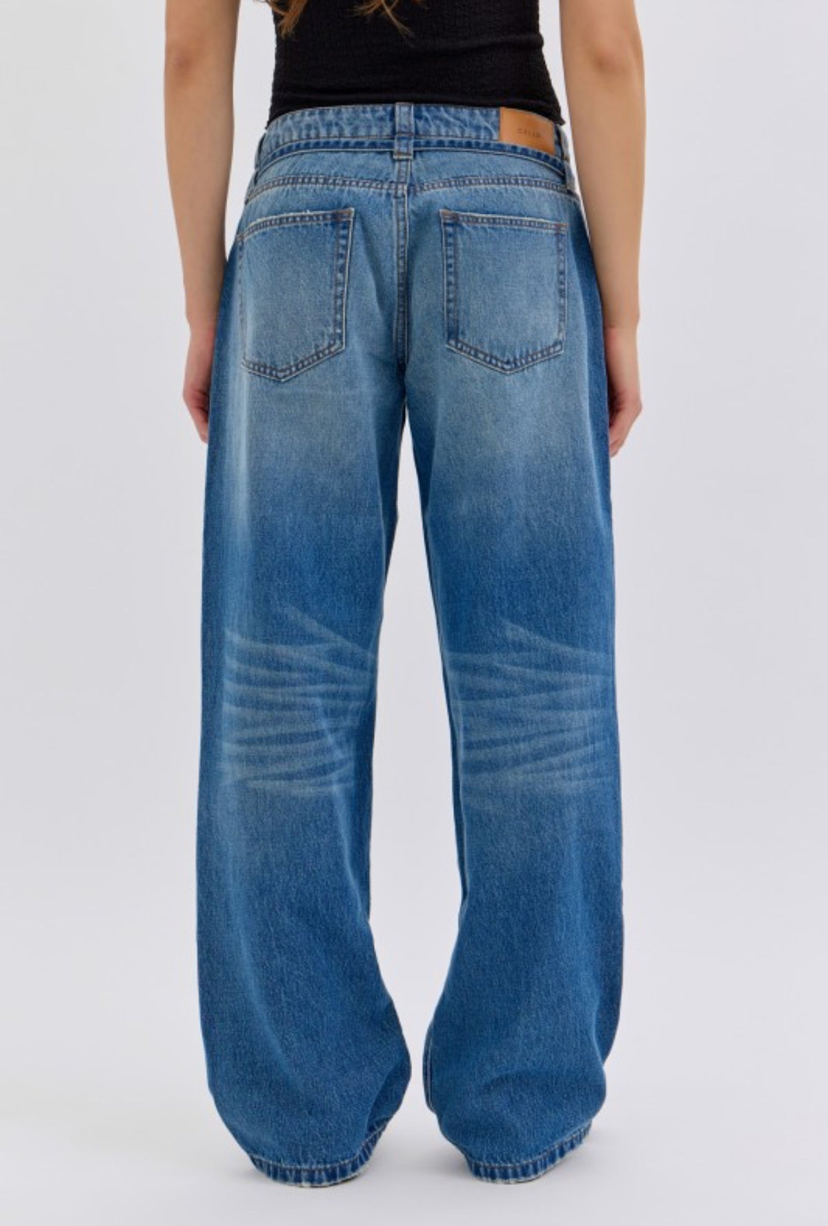 Low baggy jeans