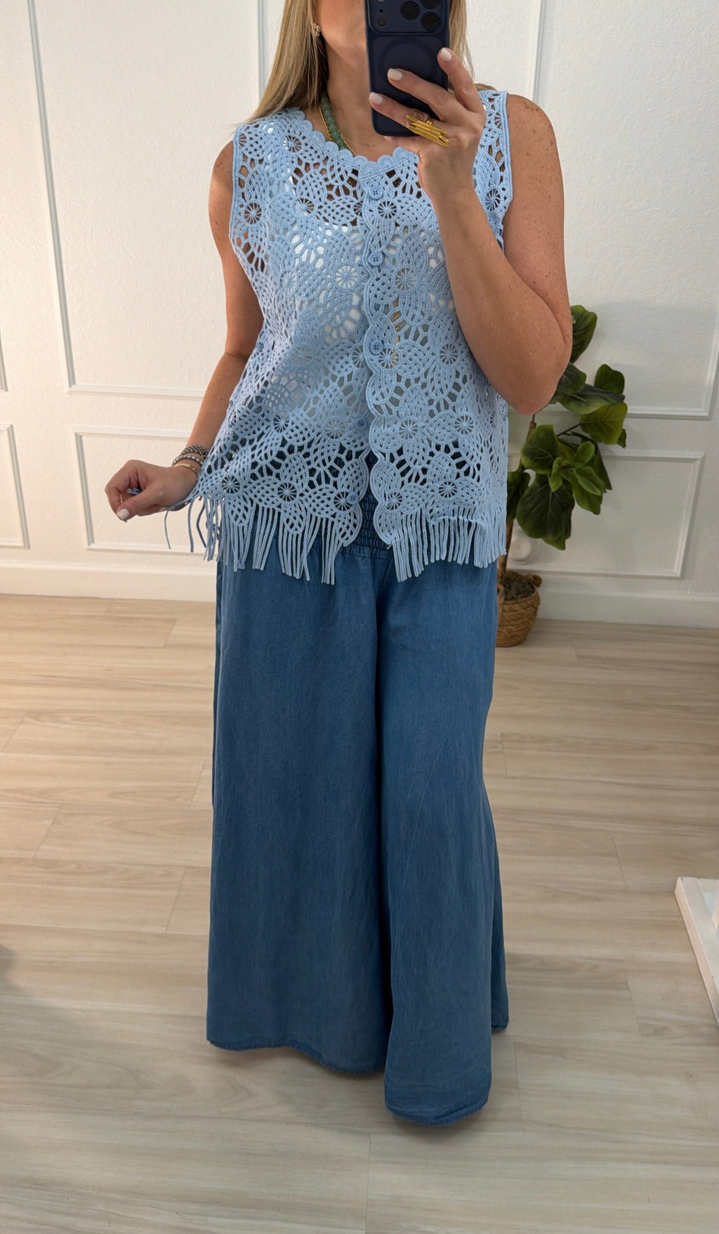 Torchon/blue top