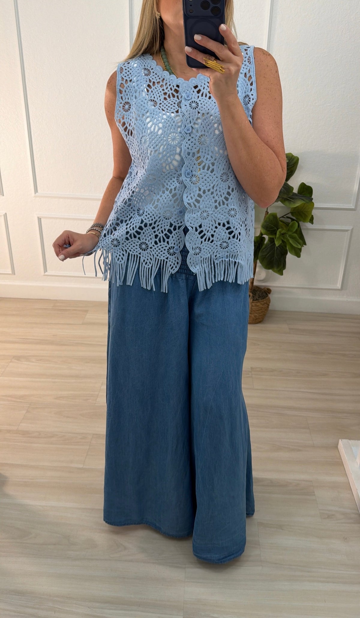 Torchon/blue top