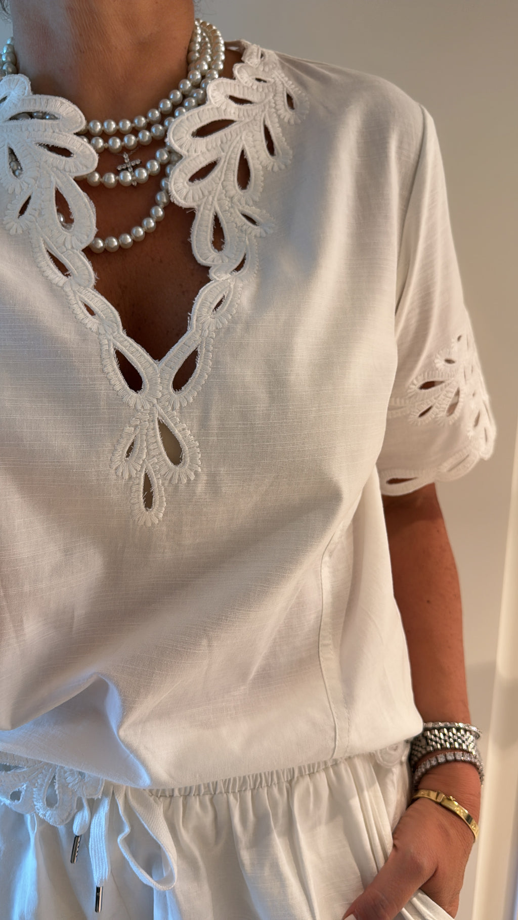 embroidered/white set